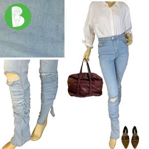 AKIRA LIGHTWASH DISTRESSED KNEE JEANS W/SCRUNCHED CALF AND ANKLE ZIPPERS (28)